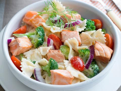 Pastasalade met zalm en broccoli