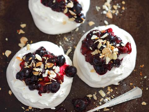 Pavlova's met fruitcompote