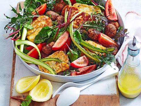 Salade met geschaafde groene asperges en halloumi