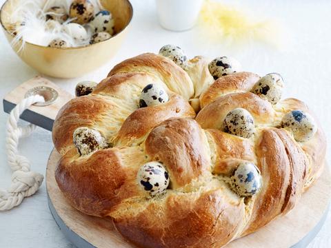 Gevlochten paasbrood