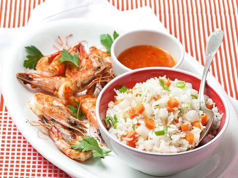 Rijstsalade met gamba's en chilidressing