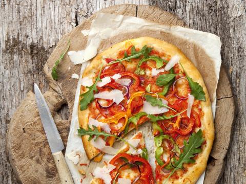 Snelle pizza met alle soorten paprika’s en pepers