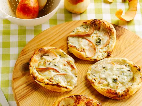 Taartjes met peer en gorgonzola