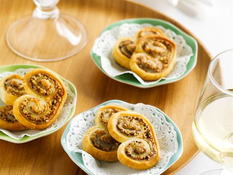 Bladerdeegvlinders met olijventapenade