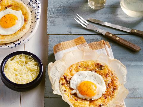 Miniquiches met spekjes en spiegelei