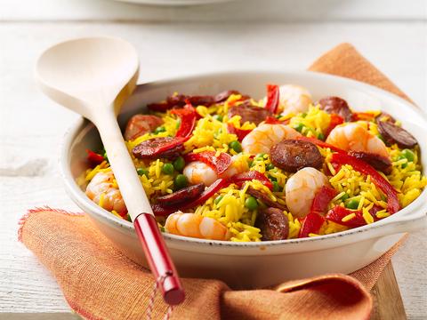 Paella met scampi's en chorizo