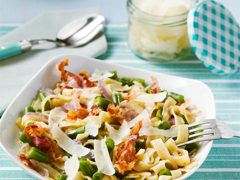 Tagliatelle met pancetta en bonen