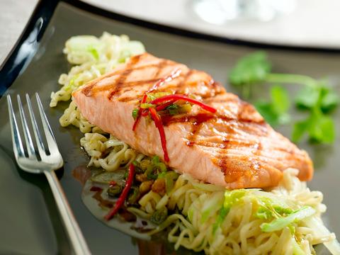 Oosterse zalm met noedels