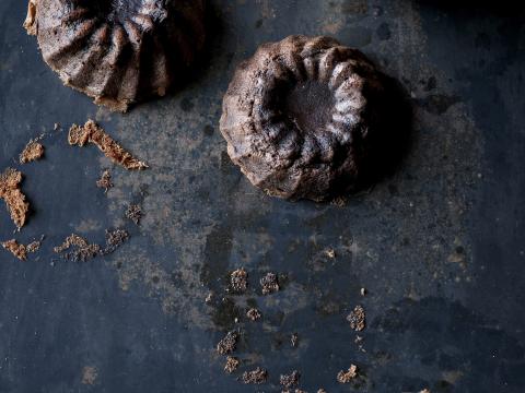 Miniclafoutis van peer en chocolade