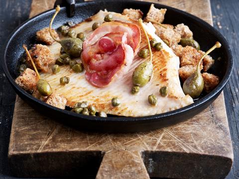 Rog met kappertjes, pancetta en broodcroutons