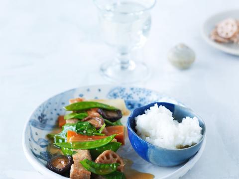 Porc au wok, racine de lotus et riz 