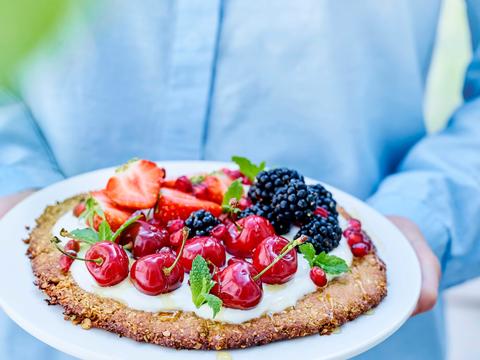 Granolapizza met Griekse yoghurt en gemengd fruit