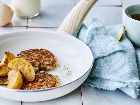 Recept van Sandra Bekkari: Havermoutpannenkoekjes met gebakken appeltjes en kaneel