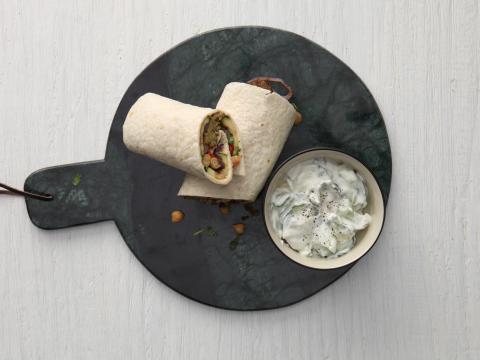 Vegetarische wraps met falafel en gegrilde courgette