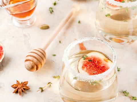 Champagnecocktail met vijgen, honing en tijm