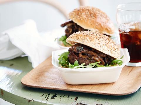 Everzwijnburger met champignonsaus