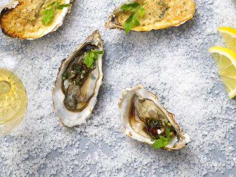 Lauwe oesters met honingvinaigrette en munt