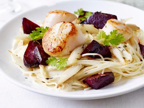 Capellini met sint-jakobsvruchten en rode biet