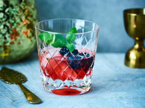 cocktail whisky; blauwe bessen, basilicum