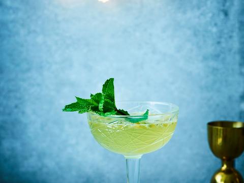 COCKTAIL MET CAVA EN PASSIEVRUCHT