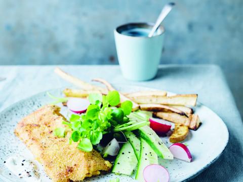 Recept van Sandra Bekkari: Fish and chips met frisse tartaarsaus, komkommer en waterkers