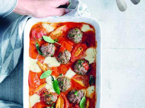 Recept van Sandra Bekkari: Lamsgehaktballetjes met tomaat en mozzarella