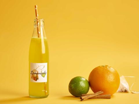 Homemade limonade van witte thee en sinaasappel
