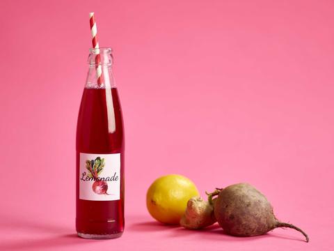 Homemade limonade met rodebietensap en  gember