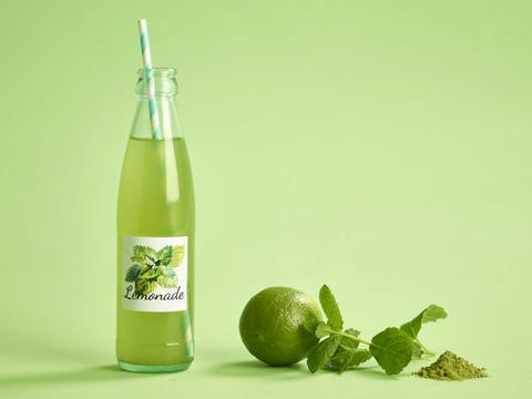 Homemade limonade met munt, matcha en limoen