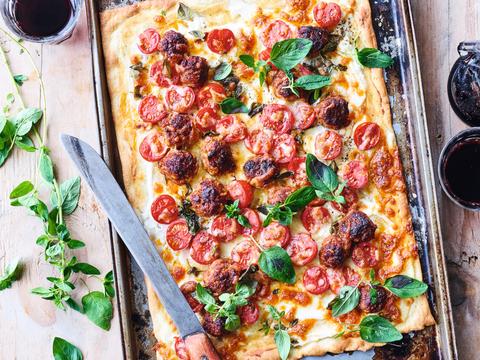 Pizza met chorizoballetjes, ricotta en oregano