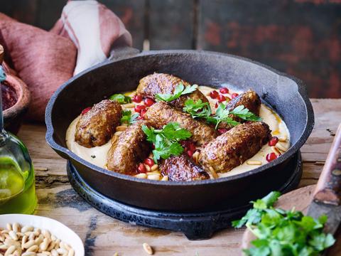 Köfte in romige tahinsaus met pijnboompitten,  granaatappel en bieslook