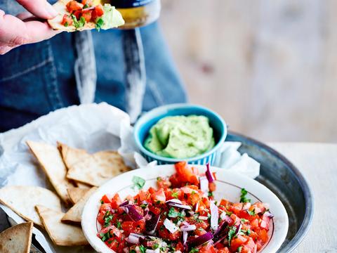 Tortillachips met pico de gallo en guacamole