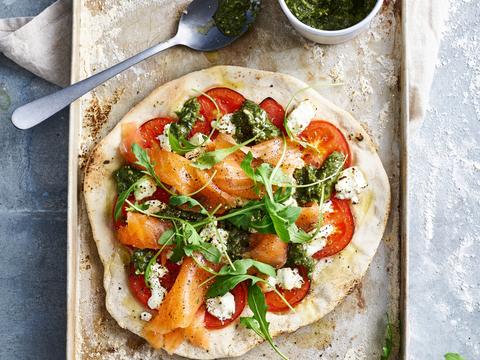 Pizza met zalm en geitenkaas