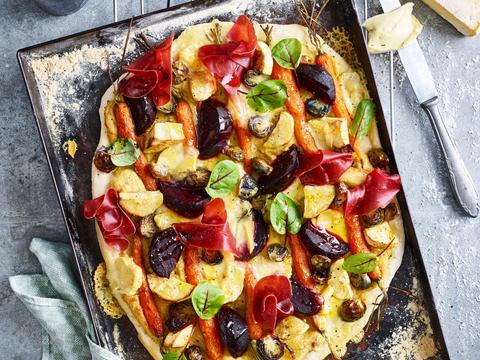 Pizza met groenten, reblochon en grisonvlees