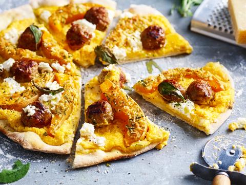 Pompoen-ricotta-pizza met salie en gehaktballetjes