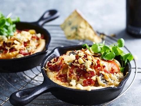 Pizza met spek en gekaramelliseerde appel
