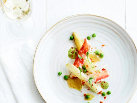 Kingkrab met duinasperges en doperwt