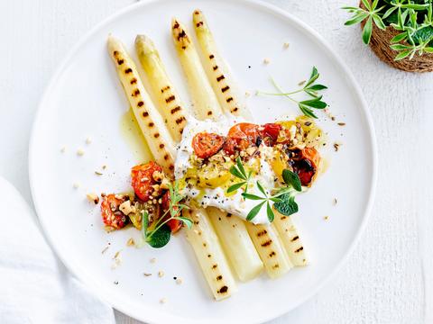 Asperges met burrata, tomaten en quinoa