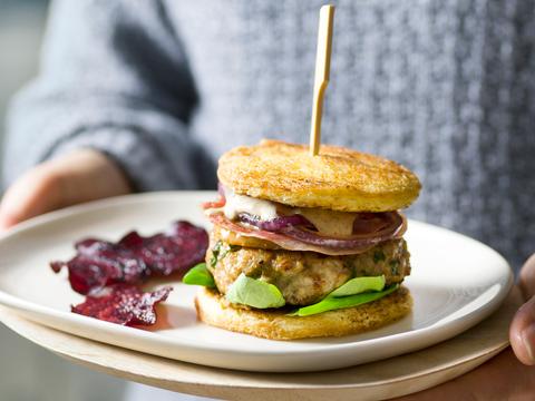Kalfsburger met rozijntjes en gebakken appel