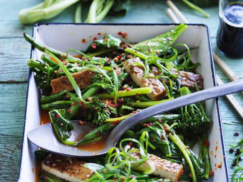 Wok de légumes verts piquants, tofu mariné