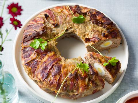 Gevulde gehaktkrans met tomatensaus
