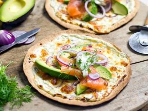 Pizza met gerookte zalm en avocado