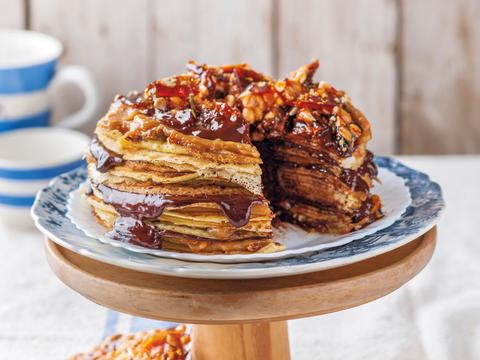 Pannenkoekentaart met chocoladesaus en karamelnootjes