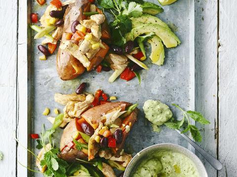 Zoete aardappel met pittige kip en avocadosalsa