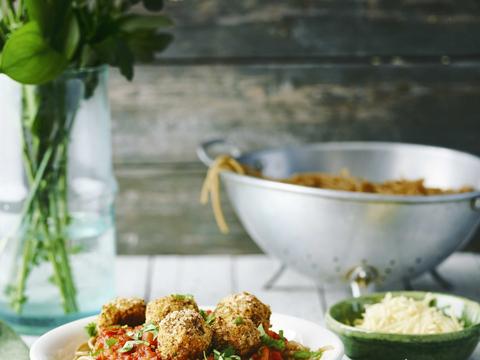 Vegetarische balletjes met tomatensaus en volkorenspaghetti