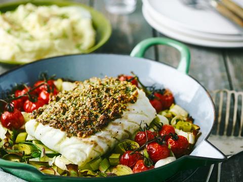 Kabeljauwhaasje met pistachekorstje, groenten, tomaat en aardappelpuree