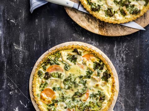 Quinoaquiche met kip, boerenkool, zoete aardappel en ricotta