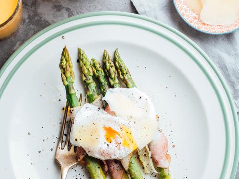 Asperges in een krokant jasje met een gepocheerd eitje