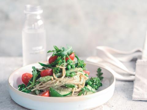 Pastasalade met rucolapesto, groene groenten en PARMEZAANSE KAASjpg