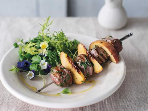 Lamsspiesjes met perzik en kruidensalade
